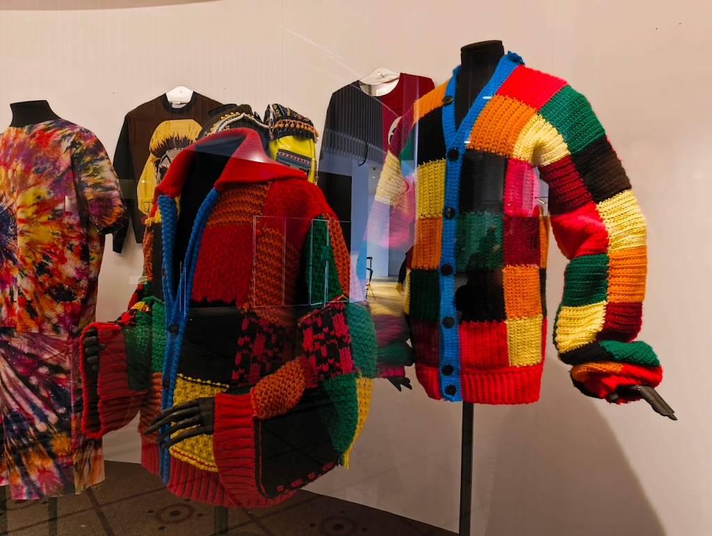 Cardigan utilizado por Harry Styles. Creado por JW Anderson. Expuesto en el museo V&A de Londres.